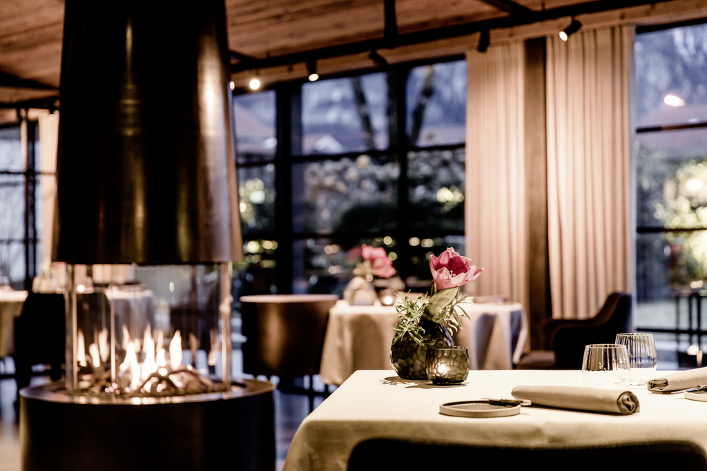 Zwei-Sterne-Restaurant ess:enz mit offenem Glaskamin im Das Achental in Grassau