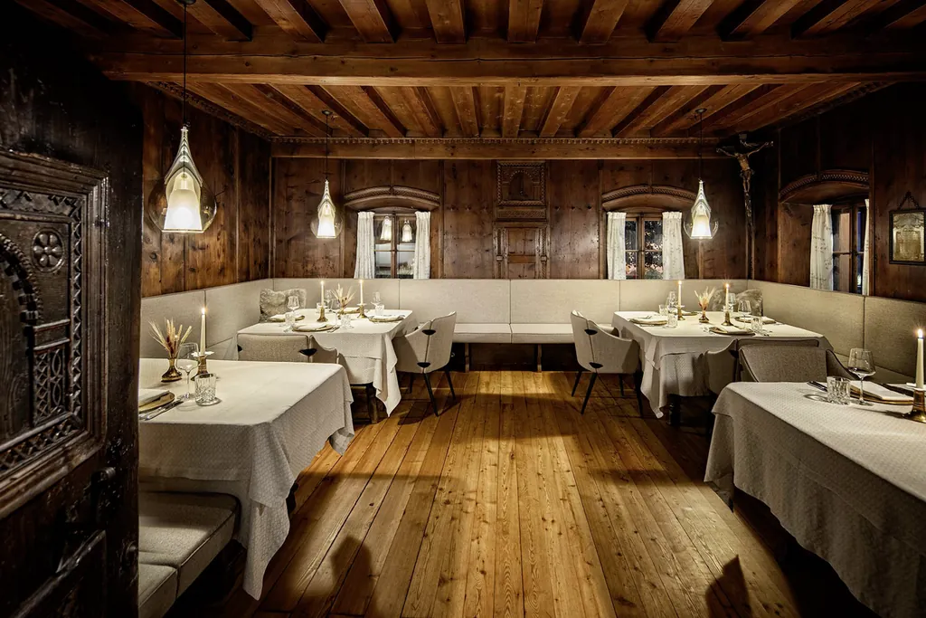 Original erhaltene 500 Jahre alte Holzvert&auml;felung in der Fuggerstube im B&ouml;glerhof.