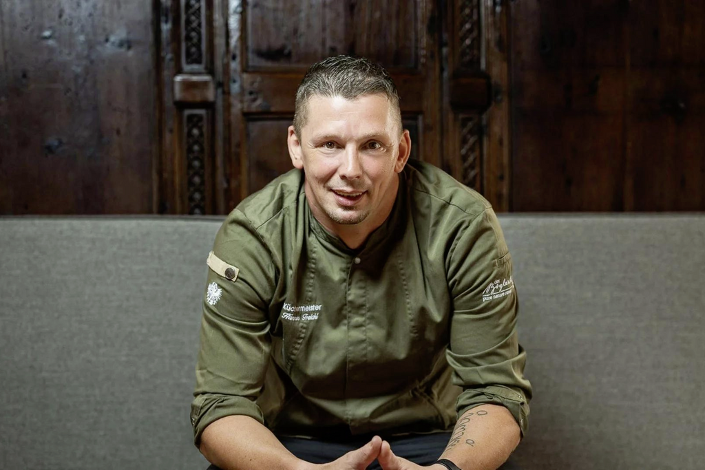 Küchenchef Hansi Treichl mit olivgrüner Küchenjacke.