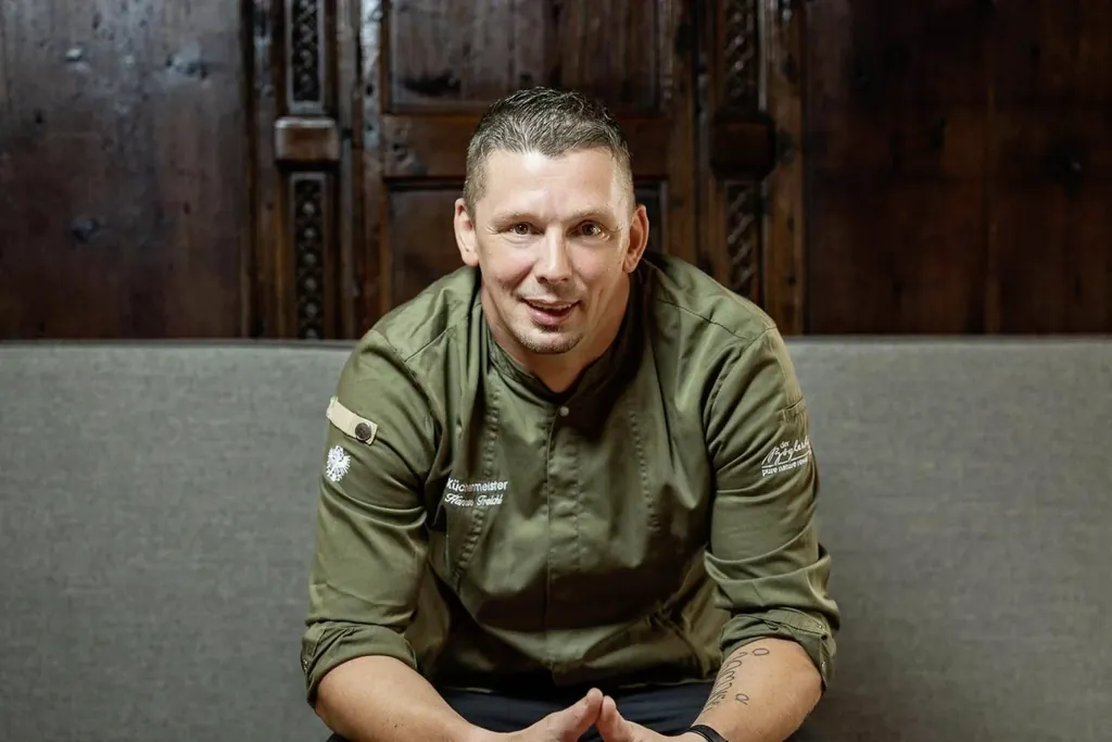 K&uuml;chenchef Hansi Treichl mit olivgr&uuml;ner K&uuml;chenjacke.