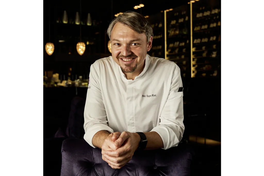 Portr&auml;t von K&uuml;chenchef Peter-Hagen Wiest im Ammolite The Lighthouse Restaurant