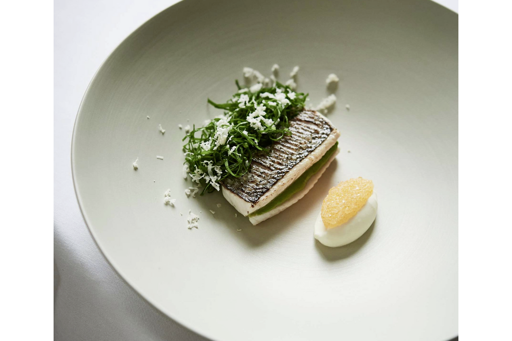 Fischgericht Felchen, Sauerampfer, Albeli-Kaviar auf Teller