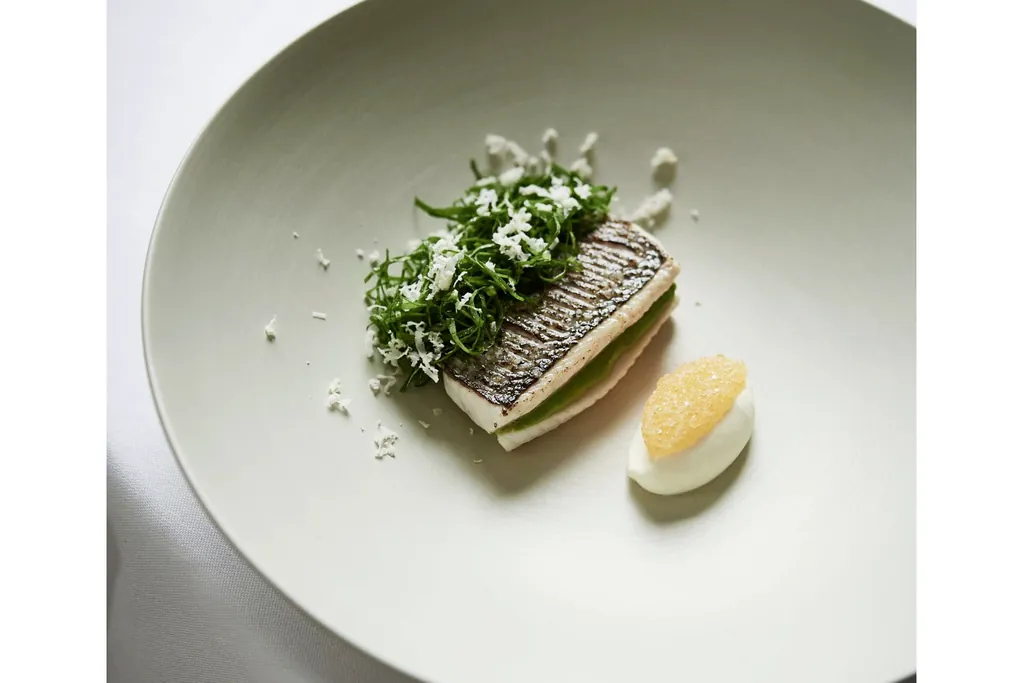 Fischgericht Felchen, Sauerampfer, Albeli-Kaviar auf Teller