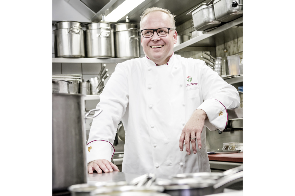 Porträt Claus Peter Lumpp lachend in der Küche
