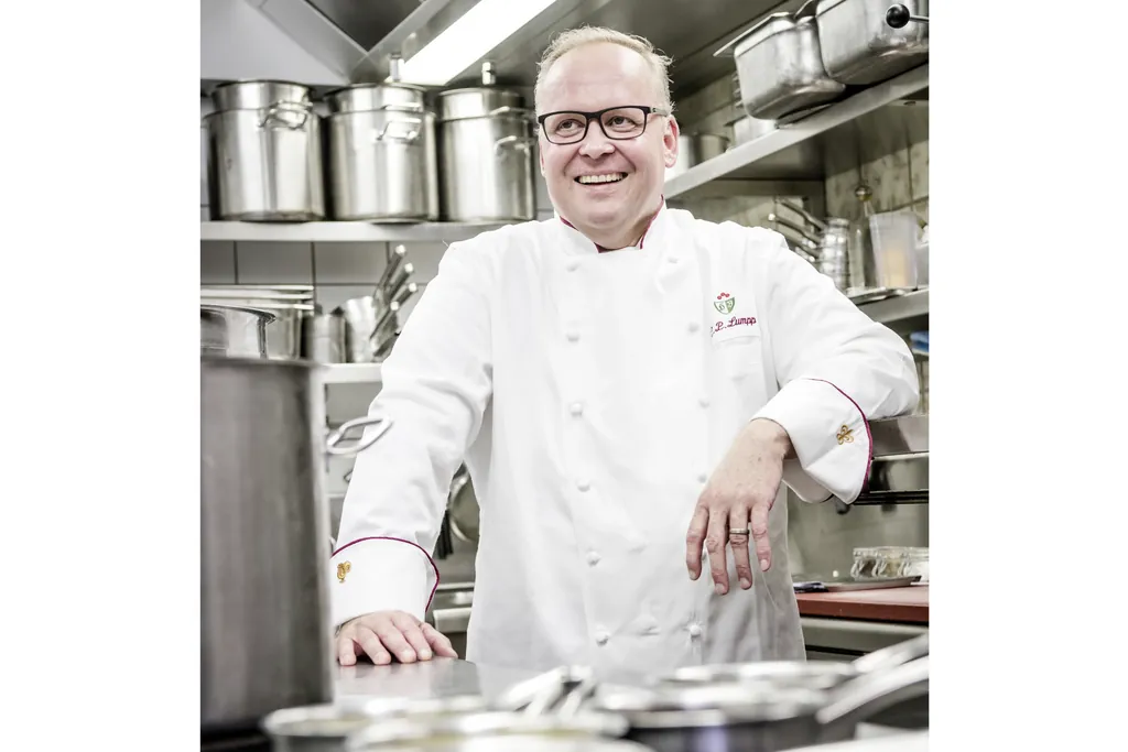 Portr&auml;t Claus Peter Lumpp lachend in der K&uuml;che