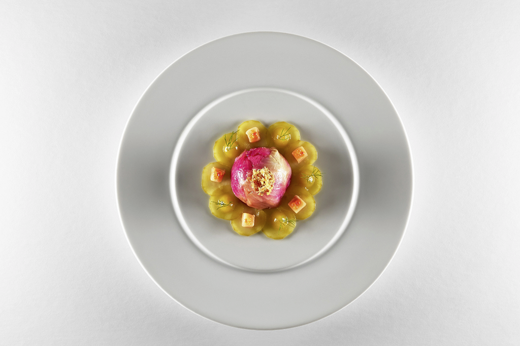 Gericht Rosa Knolle auf weißem Teller im Gourmetrestaurant des Hotel Kronelamm