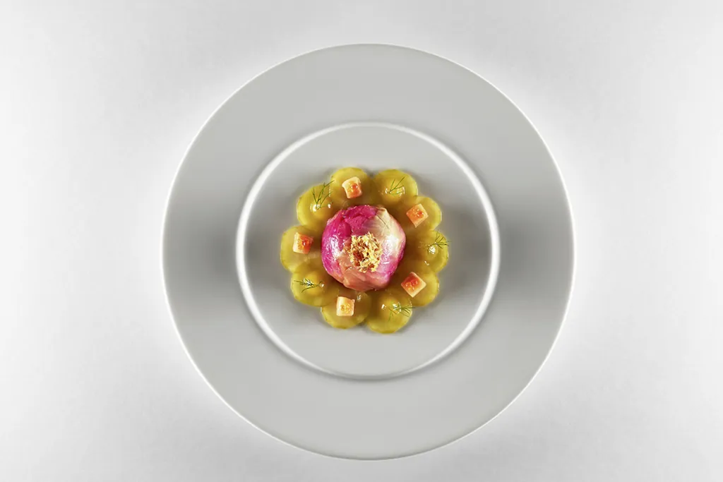 Gericht Rosa Knolle auf wei&szlig;em Teller im Gourmetrestaurant des Hotel Kronelamm