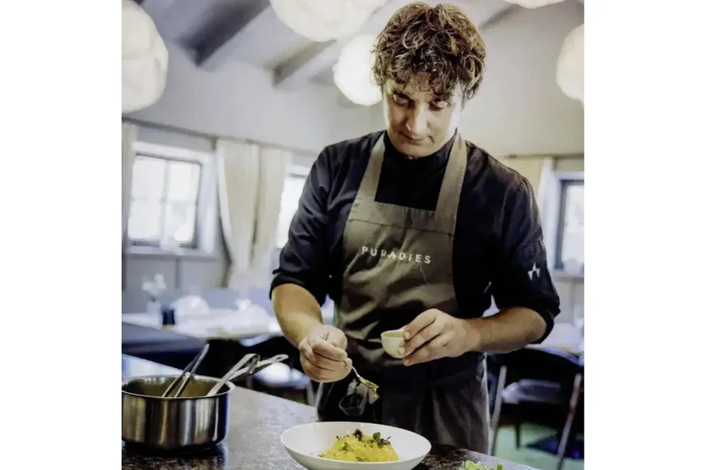 Haubenkoch Albert Dschulnigg in der K&uuml;che des Ess:enz