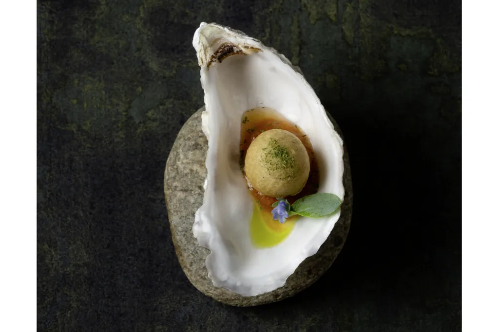 Austernperle Men&uuml; auf schwarzem Hintergrund aus der Sternek&uuml;che der Riederalm