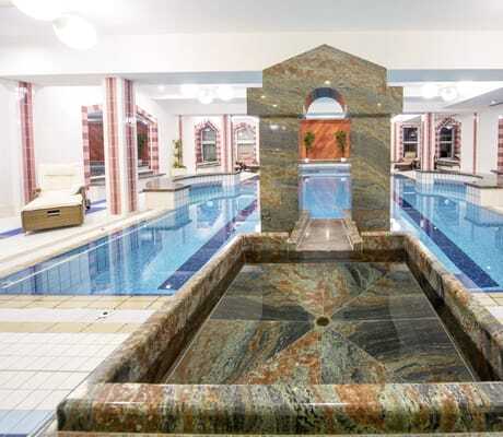eckiger Brunnen aus Marmor neben dem Indoorpool im Vitalhotel Sonneck