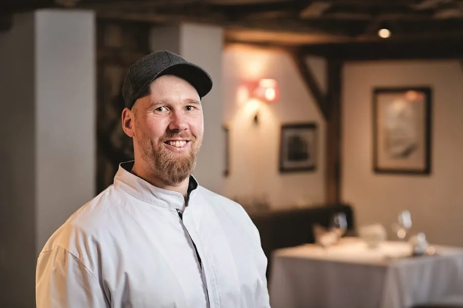 K&uuml;chenchef Thomas Strasser in wei&szlig;er Kochjacke und Cap.