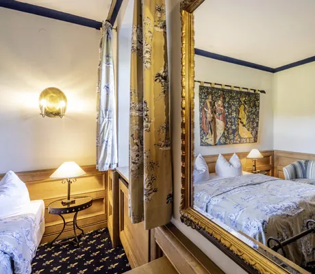 historisches Zimmer auf Burg Rabenstein mit Wandteppich und goldenem Spiegel