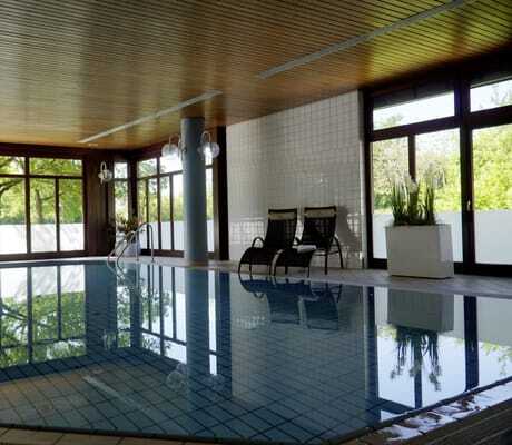 Indoorpool im Flair Park-Hotel Ilshofen mit Blick in den Park