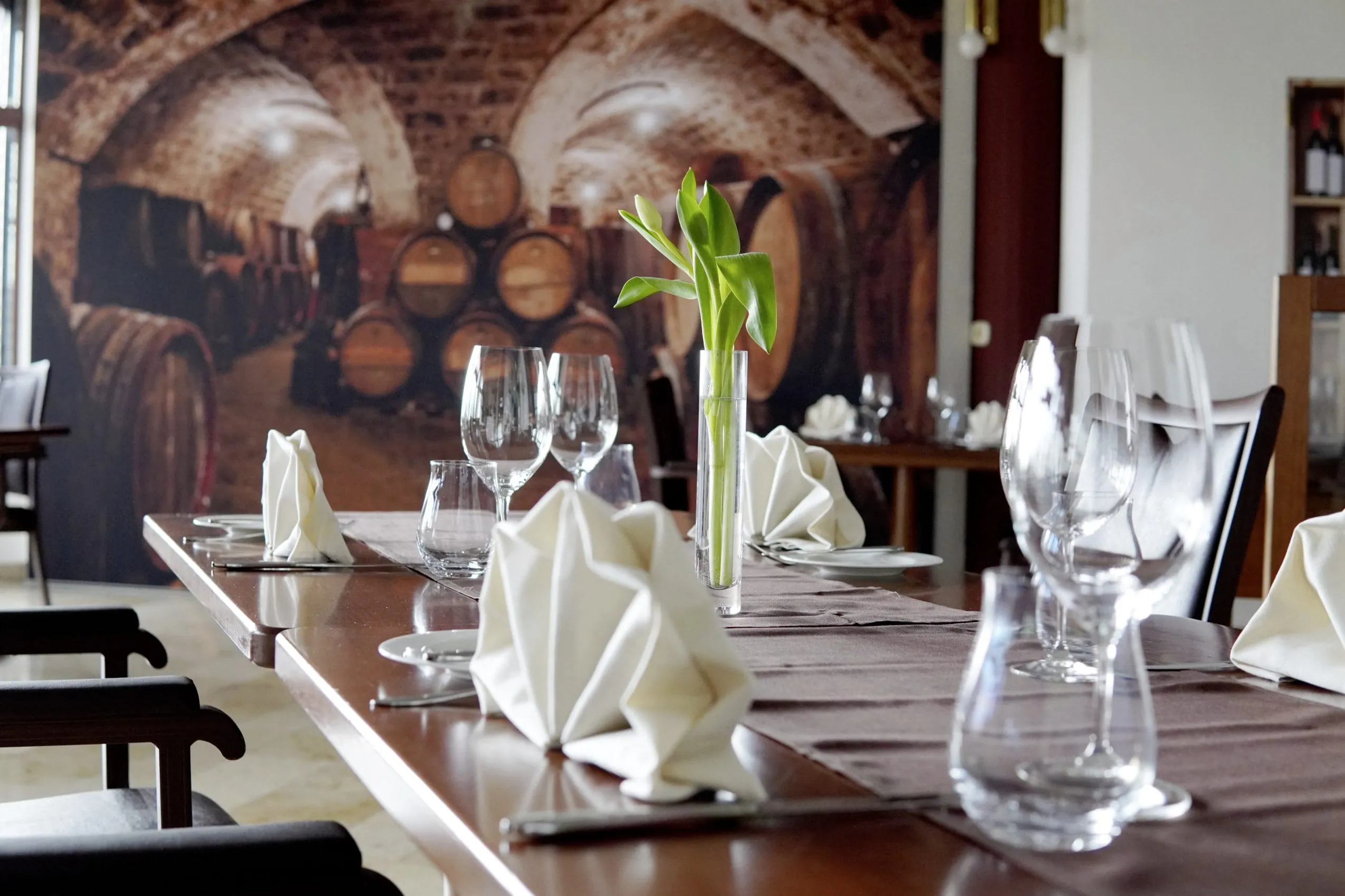 festlich eingedeckter Tisch im Flair Park-Hotel Ilshofen mit Bild von F&auml;ssern im Hintergrund