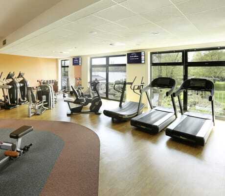 Fitnessraum im See Park Janssen mit Blick auf den See