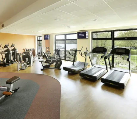 Fitnessraum im See Park Janssen mit Blick auf den See