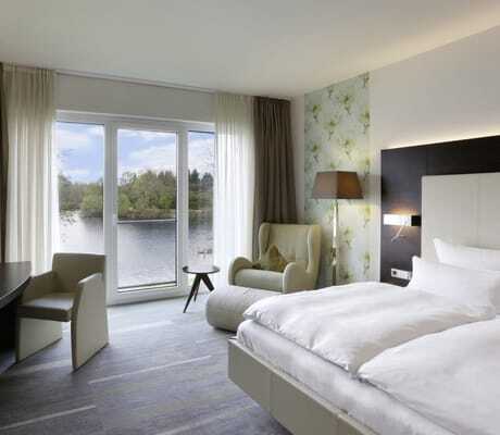 Zimmer im See Park Janssen mit Blick auf den See und mit Ohrensessel