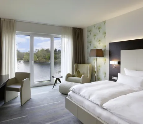 Zimmer im See Park Janssen mit Blick auf den See und mit Ohrensessel