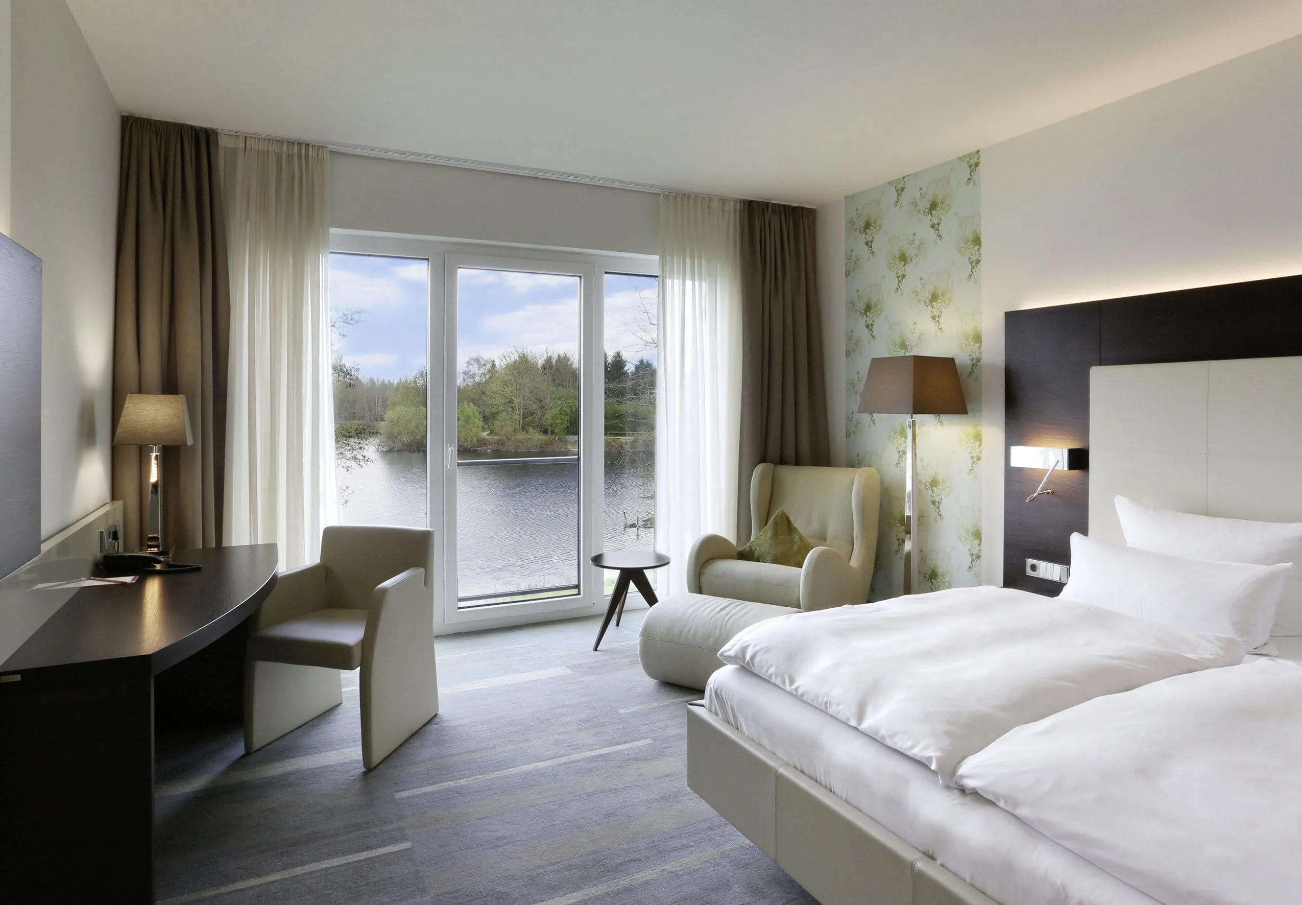 Zimmer im See Park Janssen mit Blick auf den See und mit Ohrensessel