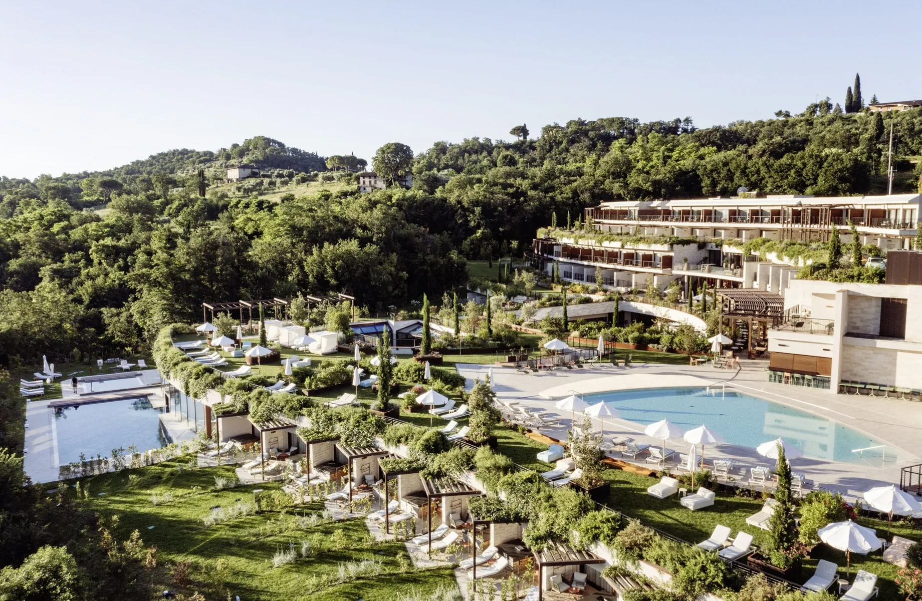 Gesamtansicht des A-ROSA Lago di Garda mit Außenpools und Innenhof