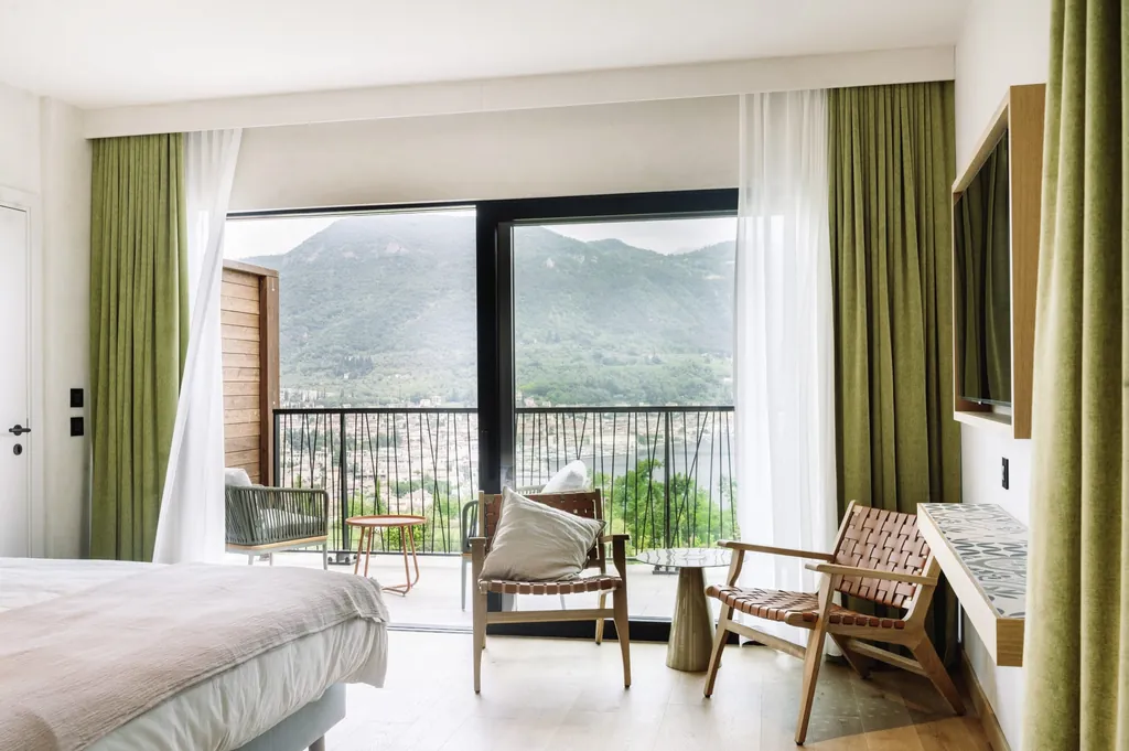 Doppelzimmer mit Blick auf die Bucht von Salò im A-ROSA Lago di Garda