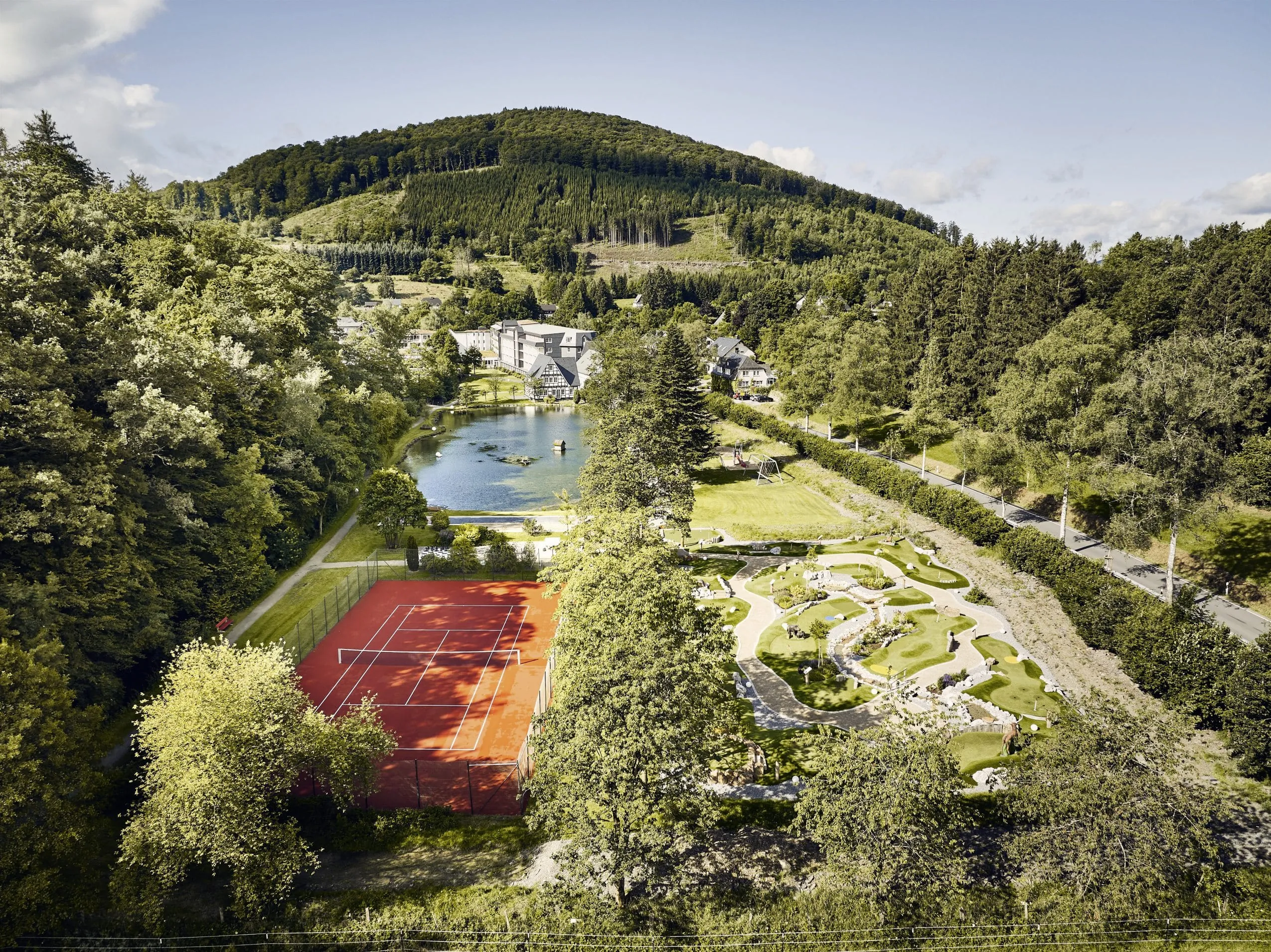 Gesamtanlage des Hotel Deimann mit Blick auf den Tennisplatz