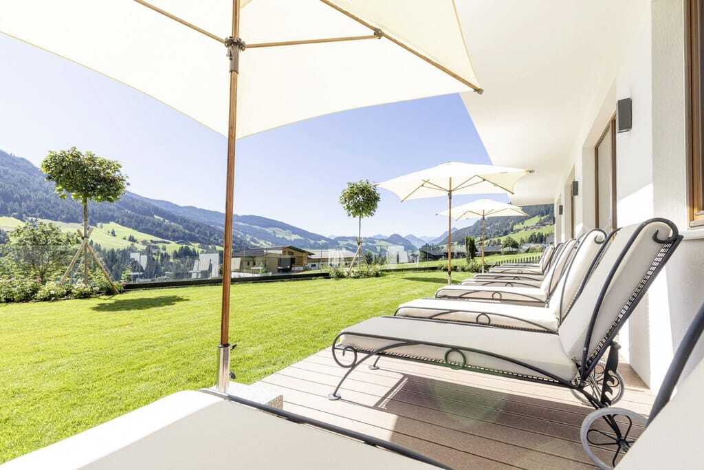 Gemütliche Relaxliegen zum Sonnenbaden und Entspannen auf der Terasse des Tiroler Wellnesshotels Alpbacherhof.