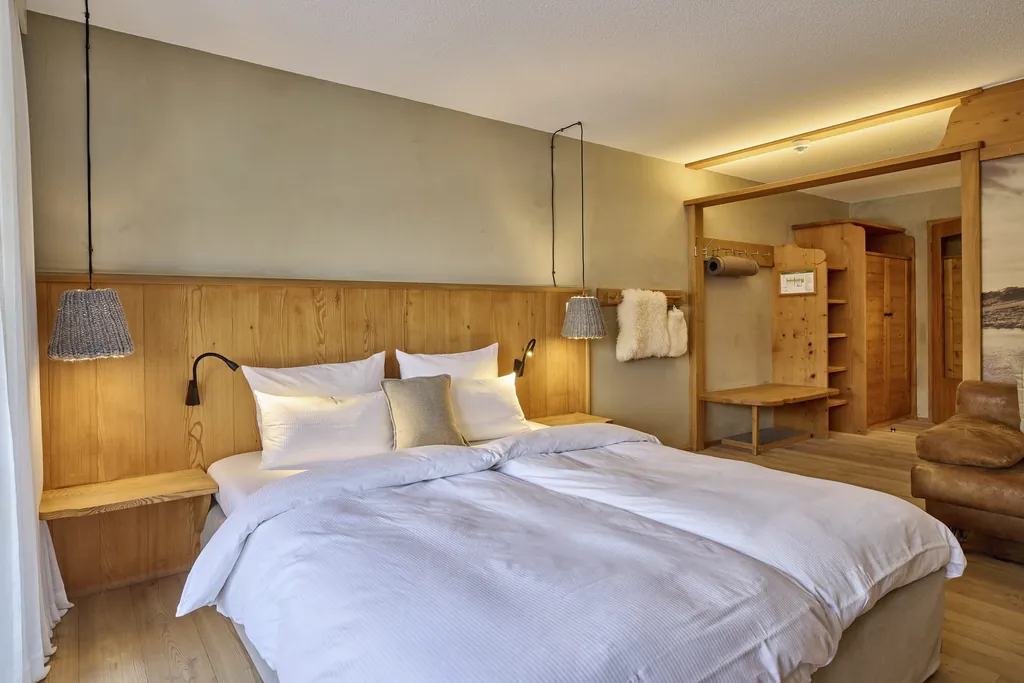 Stilvolles neues Doppelzimmer im Bohemian-Style mit Doppelbett und Lehm-Wänden