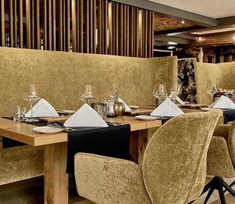 eingedeckter Tisch im die Hochkönigin mit goldenen Samtsesseln und Sofa