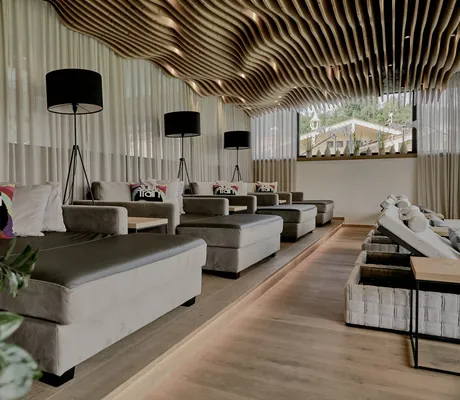 Ruheliegen im Ruheraum des Hotel die Hochkönigin mit wellenförmig geschwungener Holzdecke