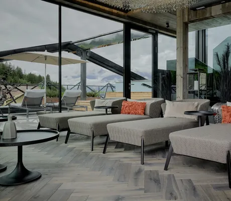 graue Ruheliegen mit roten Kissen im Hotel die Hochkönigin