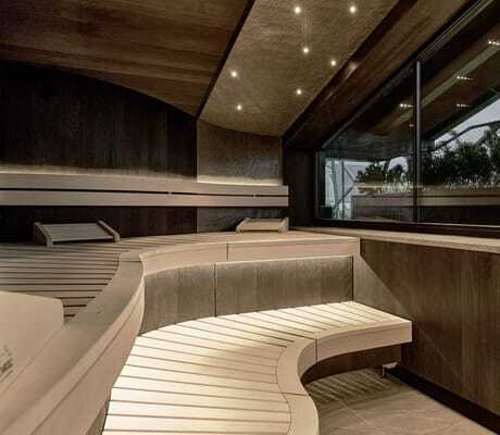 runde Sitzfläche in der Sauna unter dem schrägen Dach des Hotel die Hochkönigin