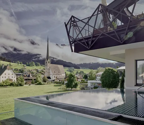 Whirlpool im Hotel die Hochkönigin mit Blick auf die Kirche von Maria Alm