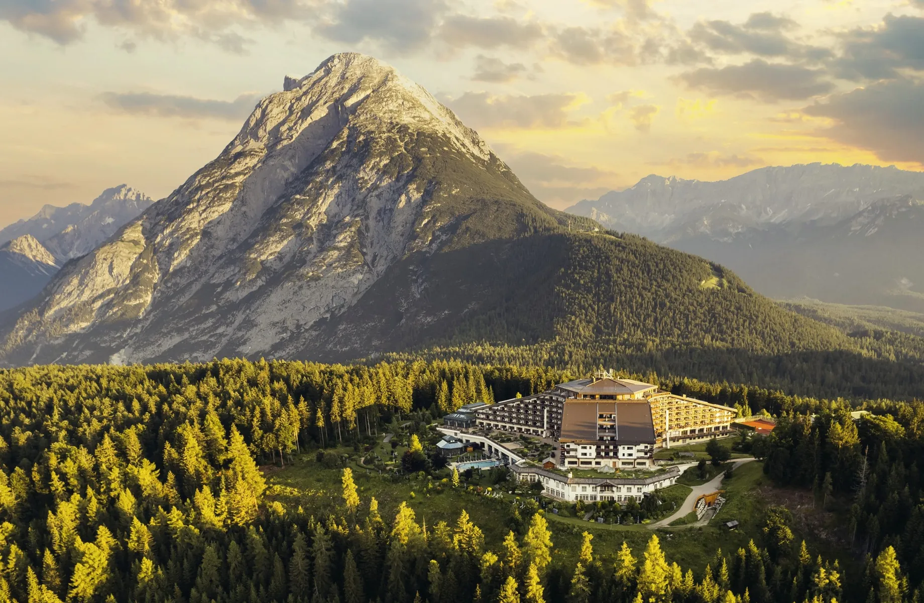 Drohnenansicht des Interalpen-Hotel Tyrol im Sonnenuntergang mit Blick auf die Hohe Munde