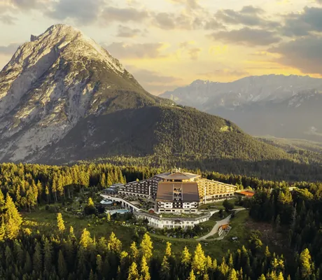 Drohnenansicht des Interalpen-Hotel Tyrol im Sonnenuntergang mit Blick auf die Hohe Munde
