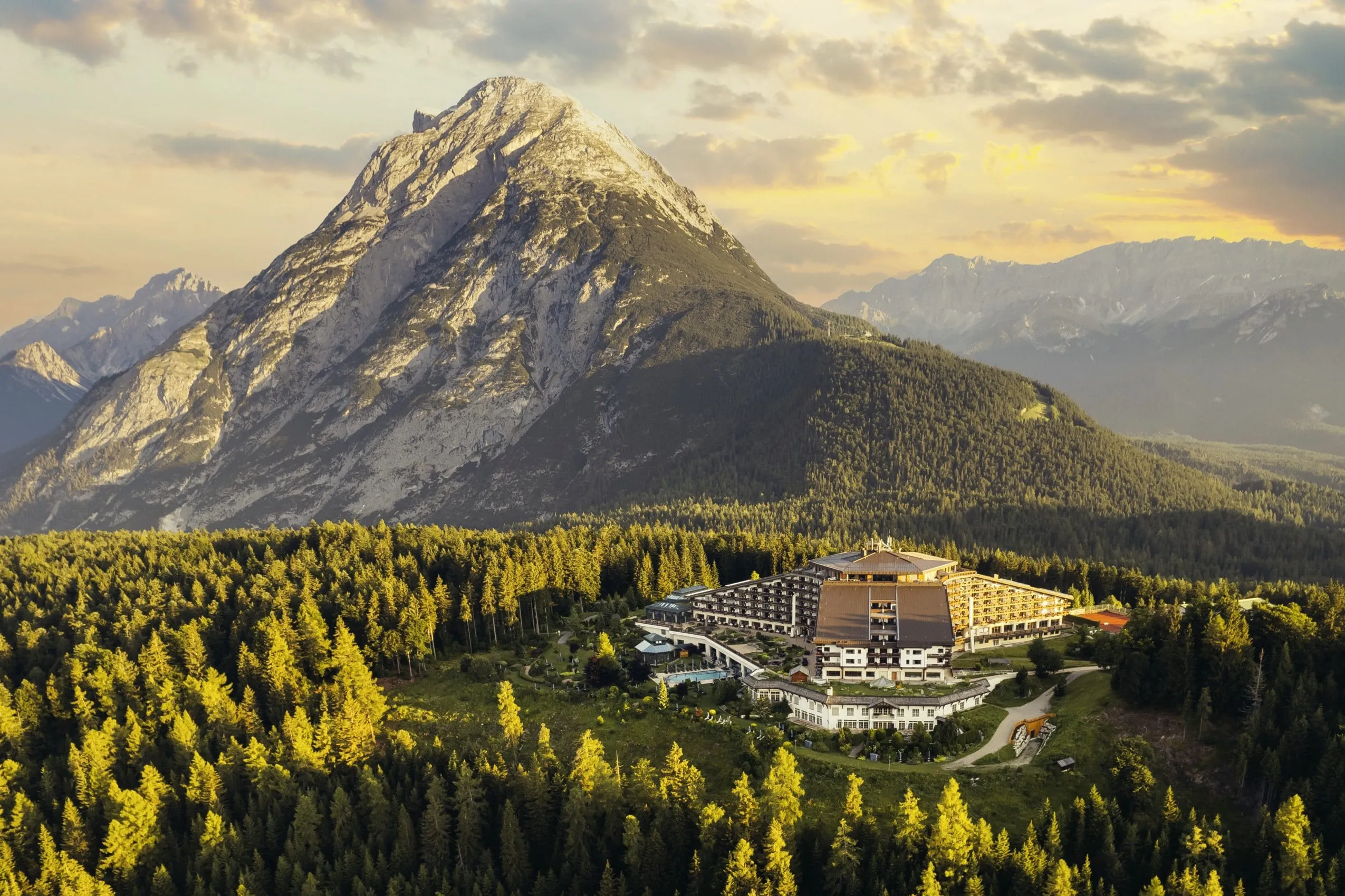 Drohnenansicht des Interalpen-Hotel Tyrol im Sonnenuntergang mit Blick auf die Hohe Munde