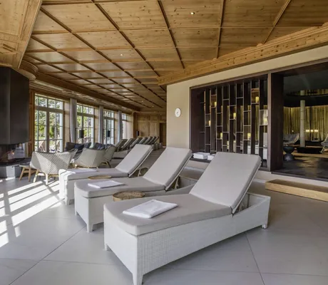 Ruheraum im Interalpen-Hotel Tyrol mit grauen Karbliegen und holzvertäfelter Decke