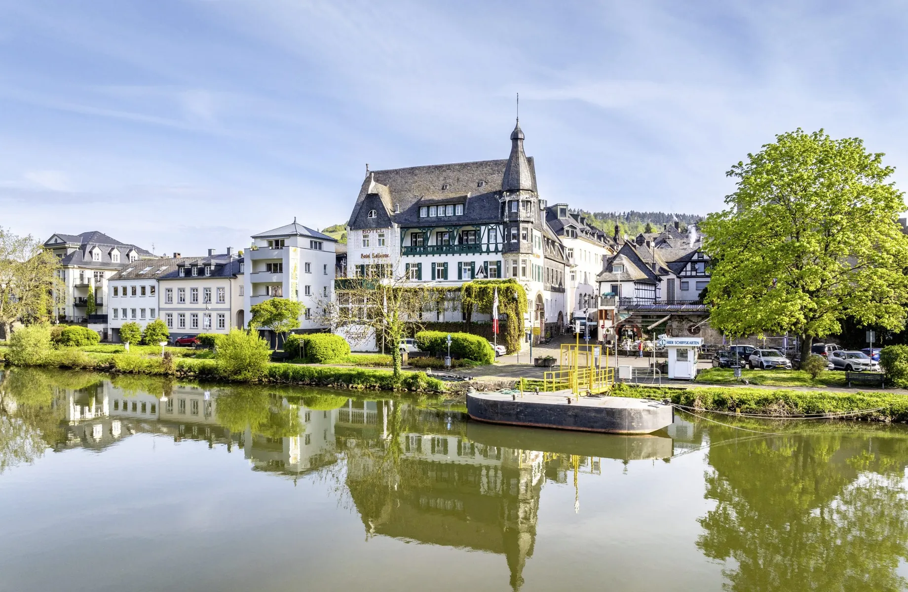 Außenansicht des Jugendstilhotel Bellevue an der Mosel mit markantem Türmchen