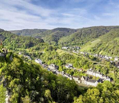 Burg auf Felsen hoch oben über Traben-Trarbach