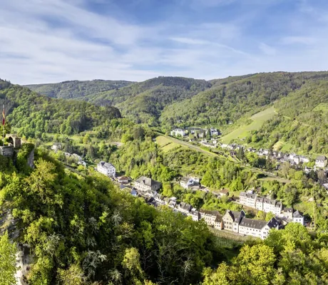 Burg auf Felsen hoch oben über Traben-Trarbach