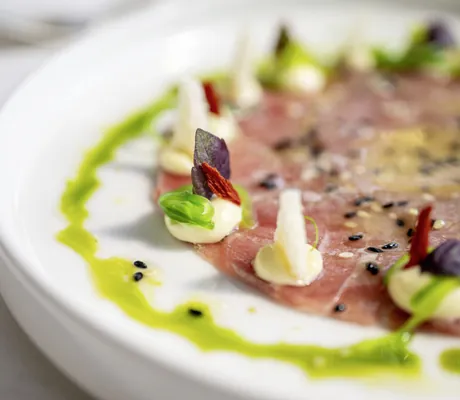 Carpacccio auf weißem Teller im Jugendstilhotel Bellevue