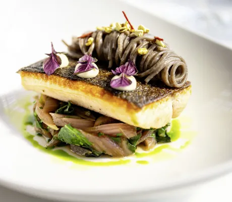 gebratener Fisch mit dunklen Nudeln im Jugendstilhotel Bellevue