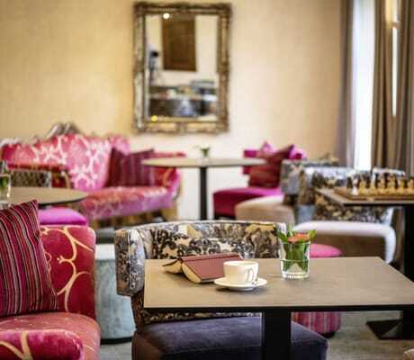 Lounge im Jugendstilhotel Bellevue mit Schachbrett und bunten Sesseln