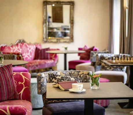 Lounge im Jugendstilhotel Bellevue mit Schachbrett und bunten Sesseln