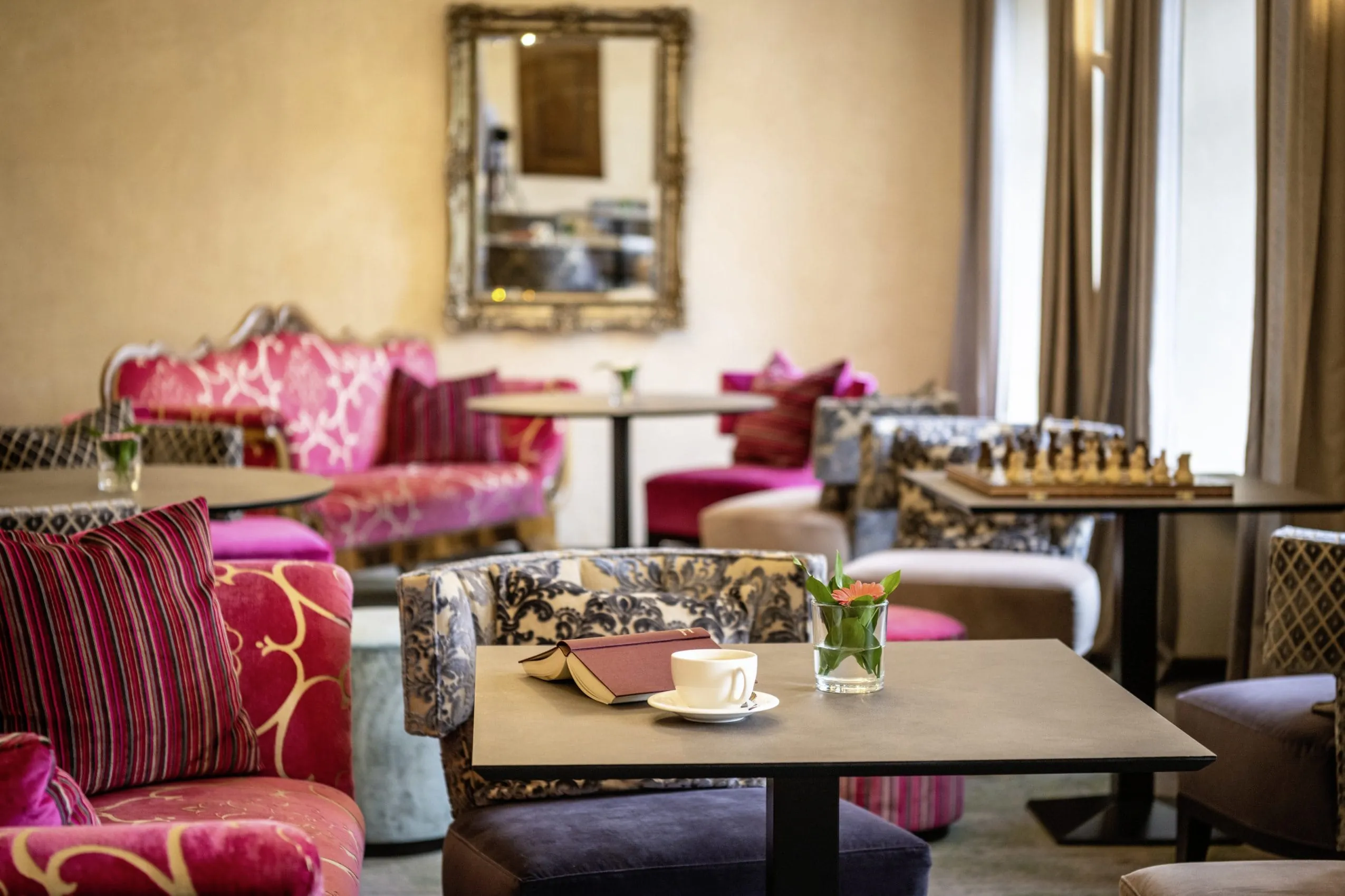 Lounge im Jugendstilhotel Bellevue mit Schachbrett und bunten Sesseln
