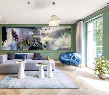 Wohnraum im Palais Kayser des Jugendstilhotel Bellevue mit blauem flauschigen Sessel und großen Ölgemälde