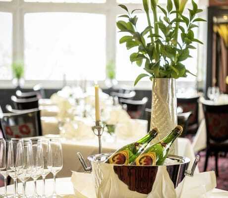 zwei Champagnerfalschen im Kühler im Restaurant neben Callas in der Vase