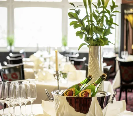 zwei Champagnerfalschen im Kühler im Restaurant neben Callas in der Vase