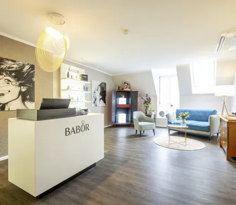 Empfang in der Beauty-Lounge mit Babor-Theke und türkisem Sofa