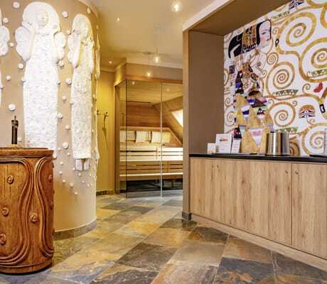 Beautyabteilung im Jugendstilhotel Bellevue mit weißen Frauenskulpturen an der Wand